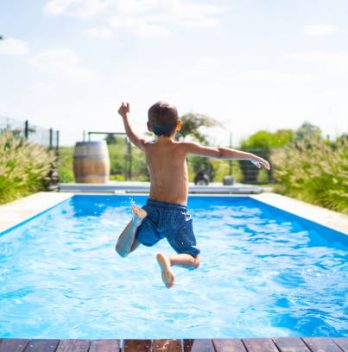 Quels habillages peut-on mettre autour d’une piscine ?