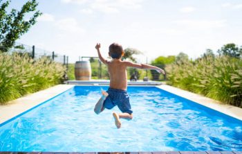 Quels habillages peut-on mettre autour d’une piscine ?