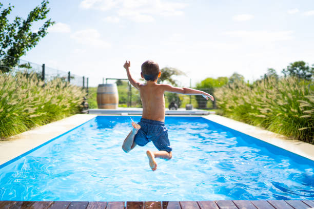 Quels habillages peut-on mettre autour d’une piscine ?