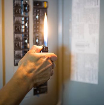 Comment utiliser un briquet tempête efficacement en extérieur ?