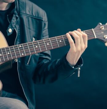Importance de la sangle pour guitare acoustique dans votre jeu musical