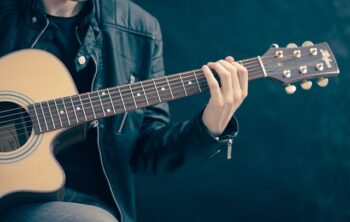 Importance de la sangle pour guitare acoustique dans votre jeu musical