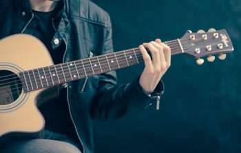 Importance de la sangle pour guitare acoustique dans votre jeu musical